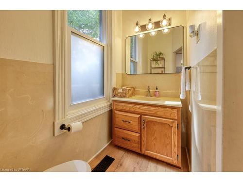 584 Grant Street, Woodstock, ON - Indoor Photo Showing Bathroom