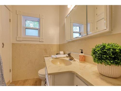 584 Grant Street, Woodstock, ON - Indoor Photo Showing Bathroom