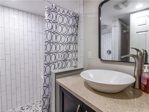 980 Devonshire Avenue, Woodstock, ON - Indoor Photo Showing Bathroom