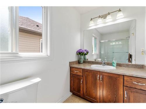 451 Fairway Road, Woodstock, ON - Indoor Photo Showing Bathroom