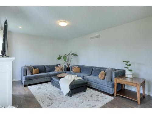 59 Hollingshead Road, Ingersoll, ON - Indoor Photo Showing Living Room