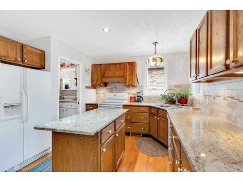 21 Woodside Drive, Tillsonburg, ON - Indoor Photo Showing Kitchen