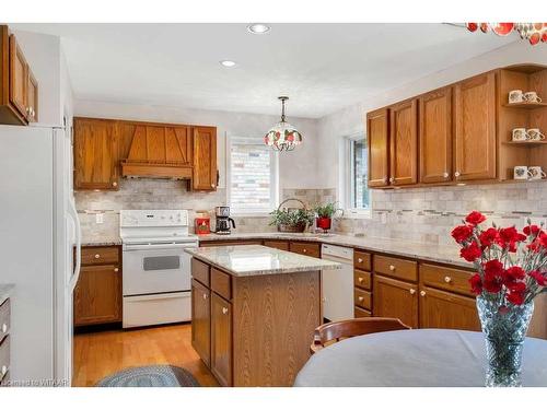 21 Woodside Drive, Tillsonburg, ON - Indoor Photo Showing Kitchen