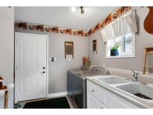 21 Woodside Drive, Tillsonburg, ON - Indoor Photo Showing Laundry Room