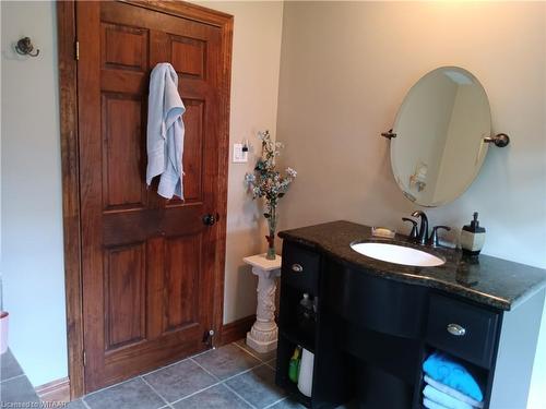 332 Queen Street, Woodstock, ON - Indoor Photo Showing Bathroom