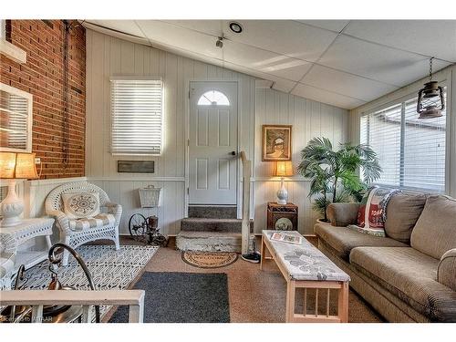 43 Clarke Street N, Woodstock, ON - Indoor Photo Showing Living Room