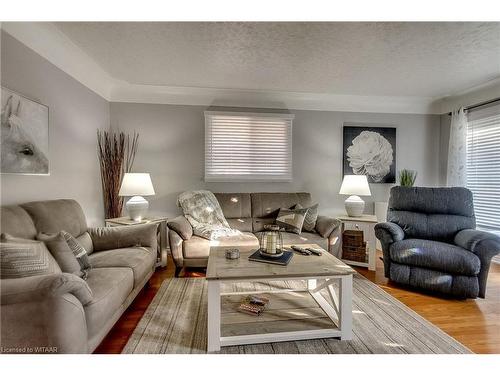 43 Clarke Street N, Woodstock, ON - Indoor Photo Showing Living Room