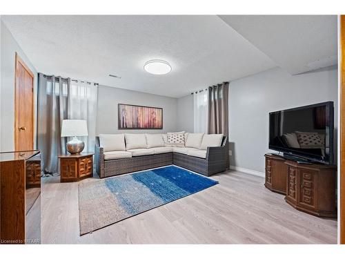 69 Glendale Drive, Tillsonburg, ON - Indoor Photo Showing Living Room