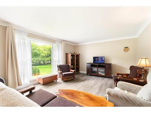 2148 Cromarty Drive, Thames Centre, ON - Indoor Photo Showing Living Room