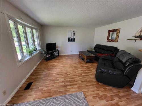 9 Nelson Street, Tillsonburg, ON - Indoor Photo Showing Living Room