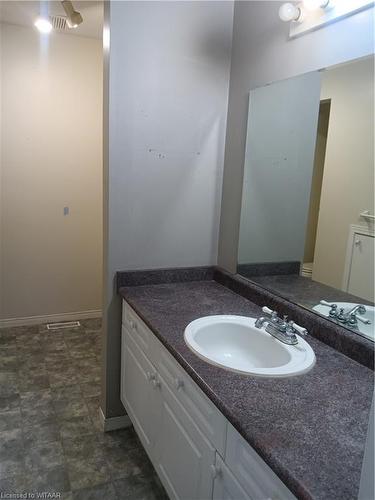 669 Main Street, Woodstock, ON - Indoor Photo Showing Bathroom