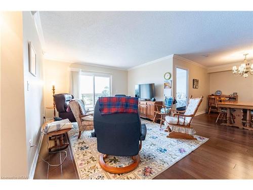 408-80 Bridge Street E, Tillsonburg, ON - Indoor Photo Showing Living Room