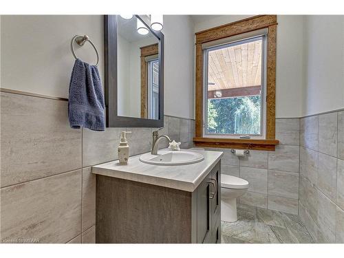 685856 Highway 2, Woodstock, ON - Indoor Photo Showing Bathroom