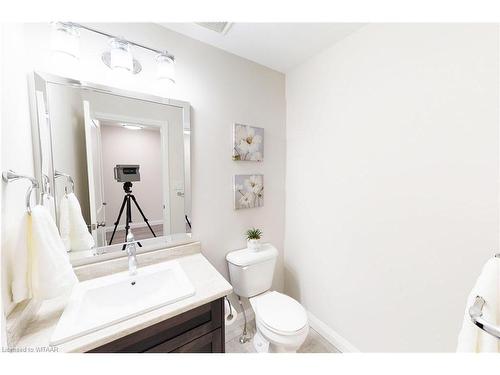 B-135 Wimpole Street, Mitchell, ON - Indoor Photo Showing Bathroom