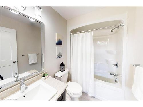 B-135 Wimpole Street, Mitchell, ON - Indoor Photo Showing Bathroom