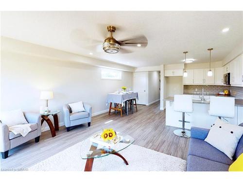 B-135 Wimpole Street, Mitchell, ON - Indoor Photo Showing Living Room