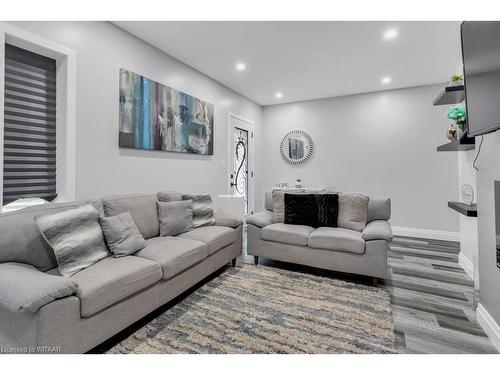 3 Mary Street E, St. Thomas, ON - Indoor Photo Showing Living Room