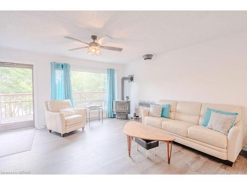 95 Gray Jay Lane, Kearney, ON - Indoor Photo Showing Living Room