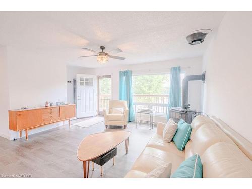 95 Gray Jay Lane, Kearney, ON - Indoor Photo Showing Living Room