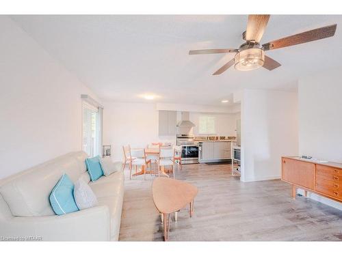 95 Gray Jay Lane, Kearney, ON - Indoor Photo Showing Living Room