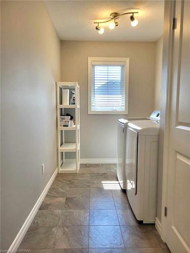 160 Glendale Drive, Tillsonburg, ON - Indoor Photo Showing Laundry Room