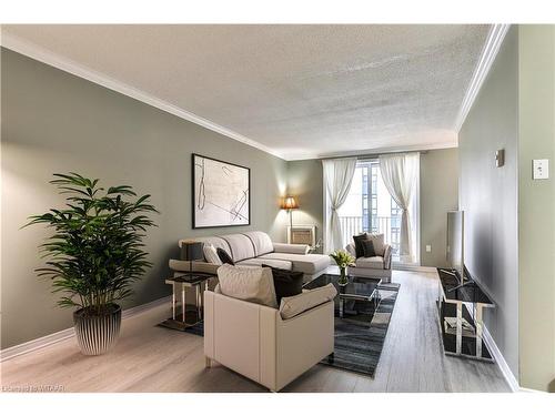 407-95 Baseline Road West, London, ON - Indoor Photo Showing Living Room