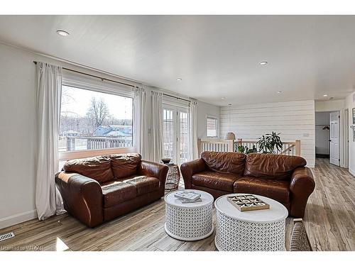 639 Main Street, Sauble Beach, ON - Indoor Photo Showing Living Room