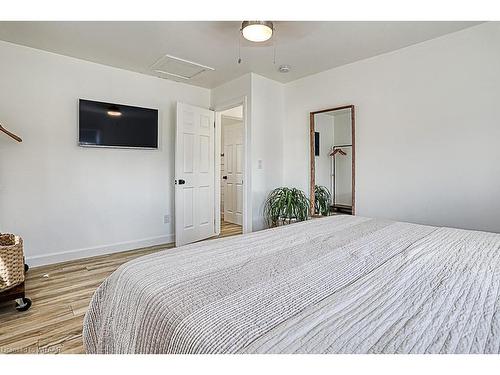 639 Main Street, Sauble Beach, ON - Indoor Photo Showing Bedroom