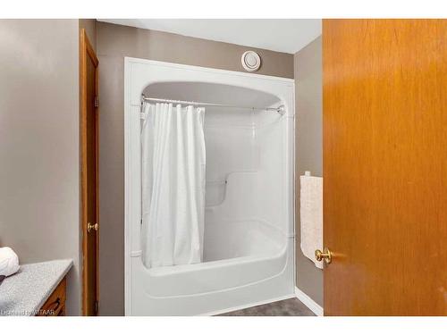 22 Mason Drive, Ingersoll, ON - Indoor Photo Showing Bathroom