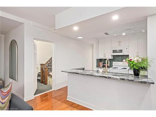 204-275 Queens Avenue, London, ON - Indoor Photo Showing Kitchen With Upgraded Kitchen