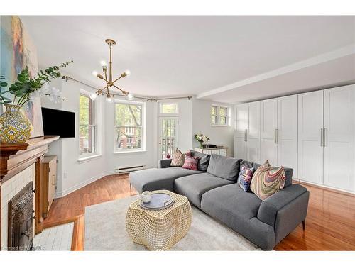 204-275 Queens Avenue, London, ON - Indoor Photo Showing Living Room