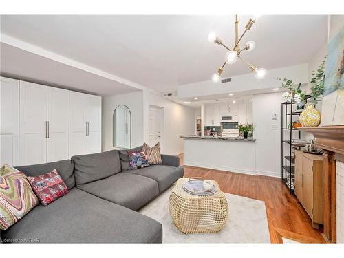 204-275 Queens Avenue, London, ON - Indoor Photo Showing Living Room