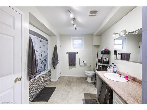 59 East Street, St. Thomas, ON - Indoor Photo Showing Bathroom