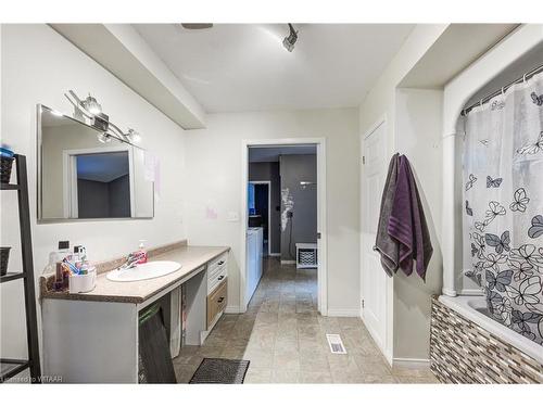 59 East Street, St. Thomas, ON - Indoor Photo Showing Bathroom