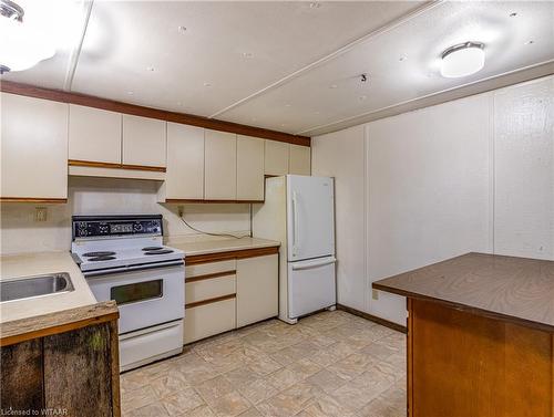 18 Kitchener-596101 59 Highway, Woodstock, ON - Indoor Photo Showing Kitchen