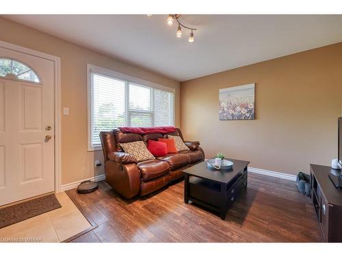 2-144 Concession Street E, Tillsonburg, ON - Indoor Photo Showing Living Room