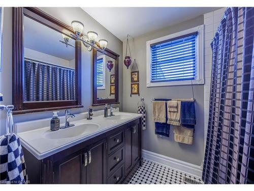 102 Wyndham Crescent, London, ON - Indoor Photo Showing Bathroom