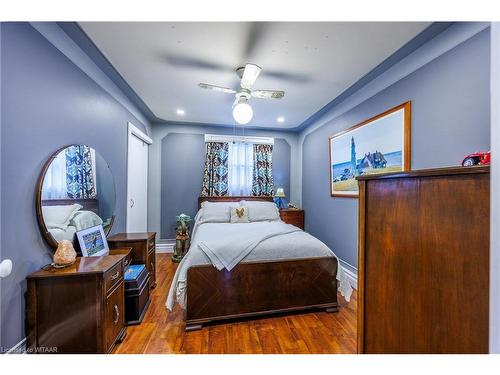 102 Wyndham Crescent, London, ON - Indoor Photo Showing Bedroom