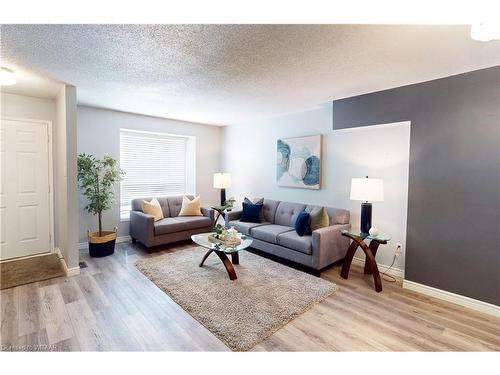 7-388 Springbank Avenue N, Woodstock, ON - Indoor Photo Showing Living Room