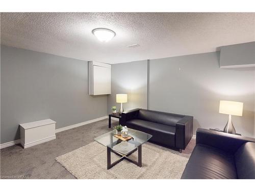 7-388 Springbank Avenue N, Woodstock, ON - Indoor Photo Showing Living Room