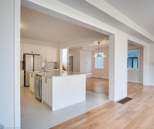 1427 Upper Thames Drive, Woodstock, ON - Indoor Photo Showing Kitchen With Upgraded Kitchen