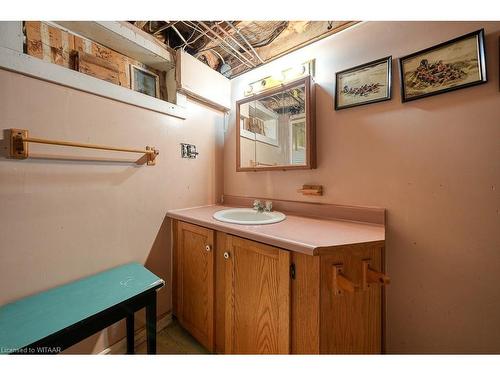 24 South Street, Brantford, ON - Indoor Photo Showing Bathroom