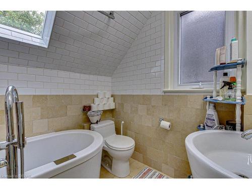 446 Victoria Street, London, ON - Indoor Photo Showing Bathroom