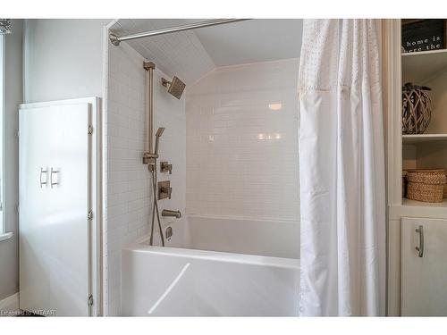 3811 Highway 59, Courtland, ON - Indoor Photo Showing Bathroom