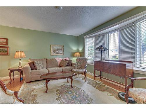 641 Durham Crescent, Woodstock, ON - Indoor Photo Showing Living Room