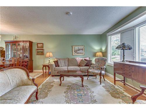 641 Durham Crescent, Woodstock, ON - Indoor Photo Showing Living Room