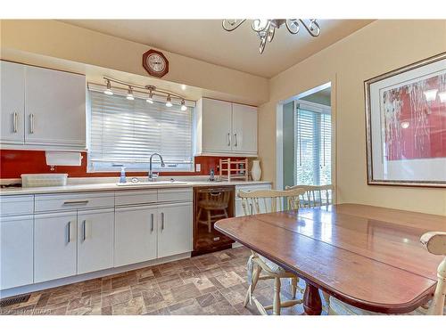 641 Durham Crescent, Woodstock, ON - Indoor Photo Showing Kitchen