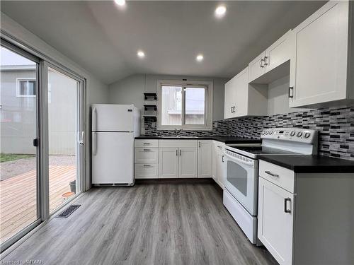 138 Borden Avenue Avenue, Belmont, ON - Indoor Photo Showing Kitchen