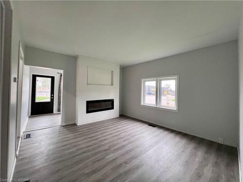 138 Borden Avenue Avenue, Belmont, ON - Indoor Photo Showing Living Room With Fireplace