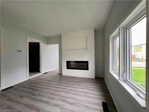 138 Borden Avenue Avenue, Belmont, ON - Indoor Photo Showing Living Room With Fireplace